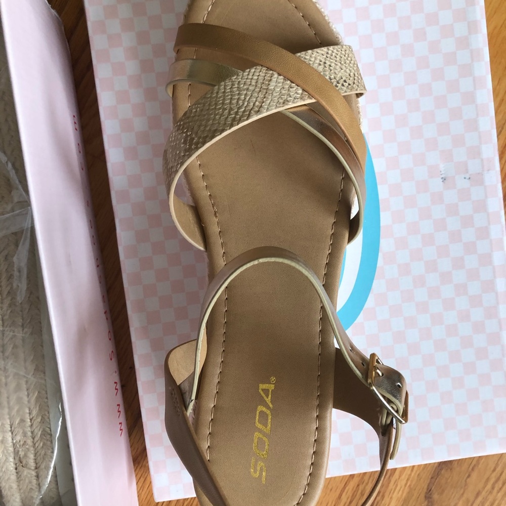 Soda sandals